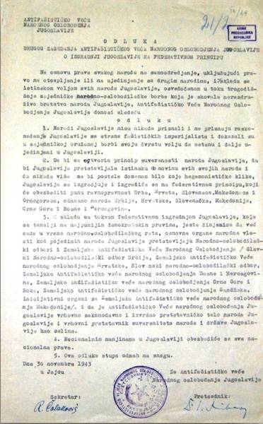 Odluka II. zasjedanja AVNOJ-a iz 1943. o izgradnji Jugoslavije na federativnom principu. Izvor: Muzej II. zasjedanja AVNOJ-a, Jajce: https://www.muzejavnoj.ba/virtuelna-tura/sala/narodima-jugoslavije