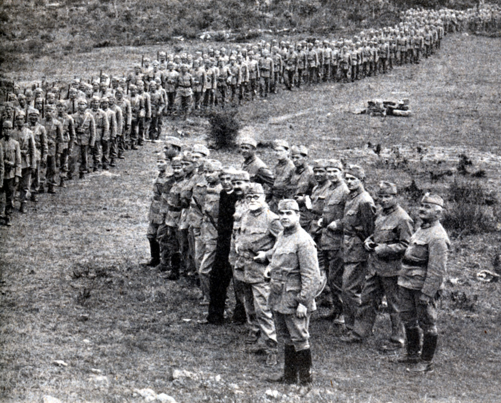 Pavelić i vodstvo UHRO-a s naoružanim ustašama u nekom ustaškom logoru u prvoj polovici tridesetih godina 20. stoljeća. Izvor: Neue Ordnung: Kroatische Wochenschrift (tjednik, Zagreb), godina 1941., br. 13, 21. rujna, 5.