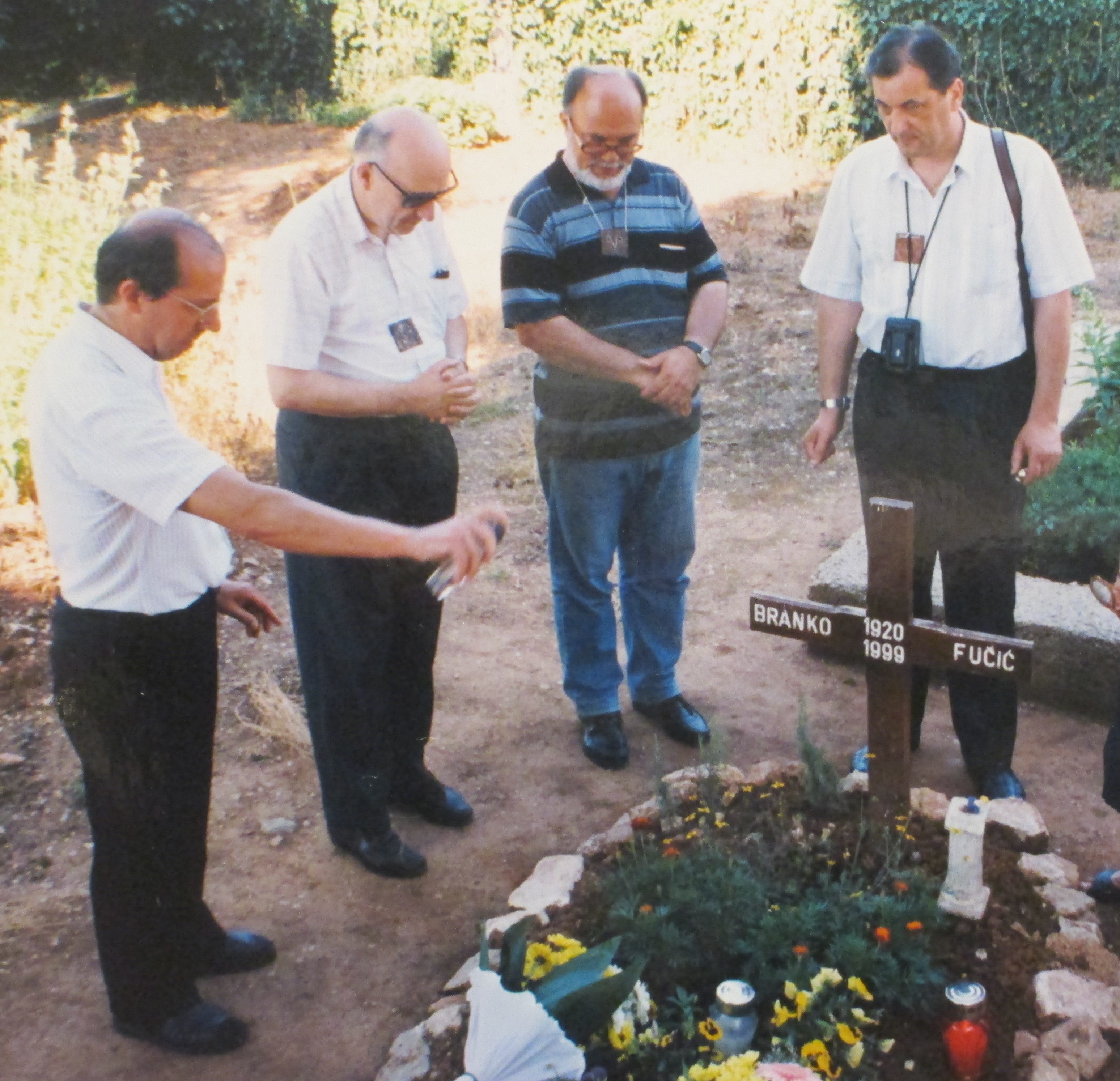 Prijatelji i suradnici na Fučićevu grobu (mons. Franjo Velčić, mons. Nikola Radić, akademik Josip Bratulić, vlč. Ivan Brusić) (izvor: Tomislav Galović, O Dubašnici i njezinim ljudima. Prinosi za povijest dubašljanskoga kraja na otoku Krku, knj. II., Rijeka: Povijesno društvo otoka Krka, Općina Malinska-Dubašnica, Naklada Kvarner, 2019., str. 508)