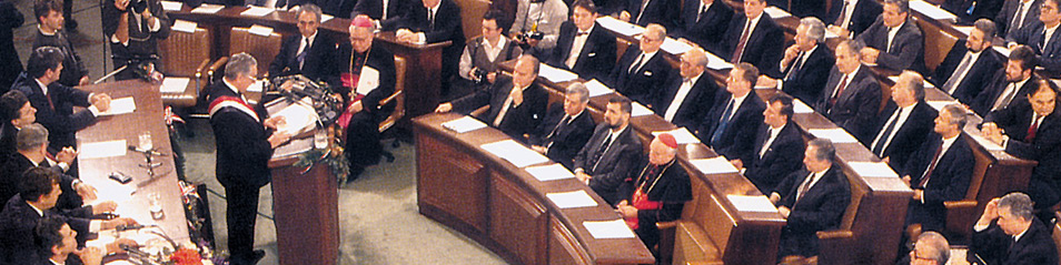 Božićni ustav – fotografija Hrvatskog sabora prilikom proglašenja prvog ustava Republike Hrvatske, tzv. Božićnog ustava 22. prosinca 1990. (Leksikografski zavod Miroslav Krleža, https://croatia.eu/index.php?view=article&lang=1&id=25)