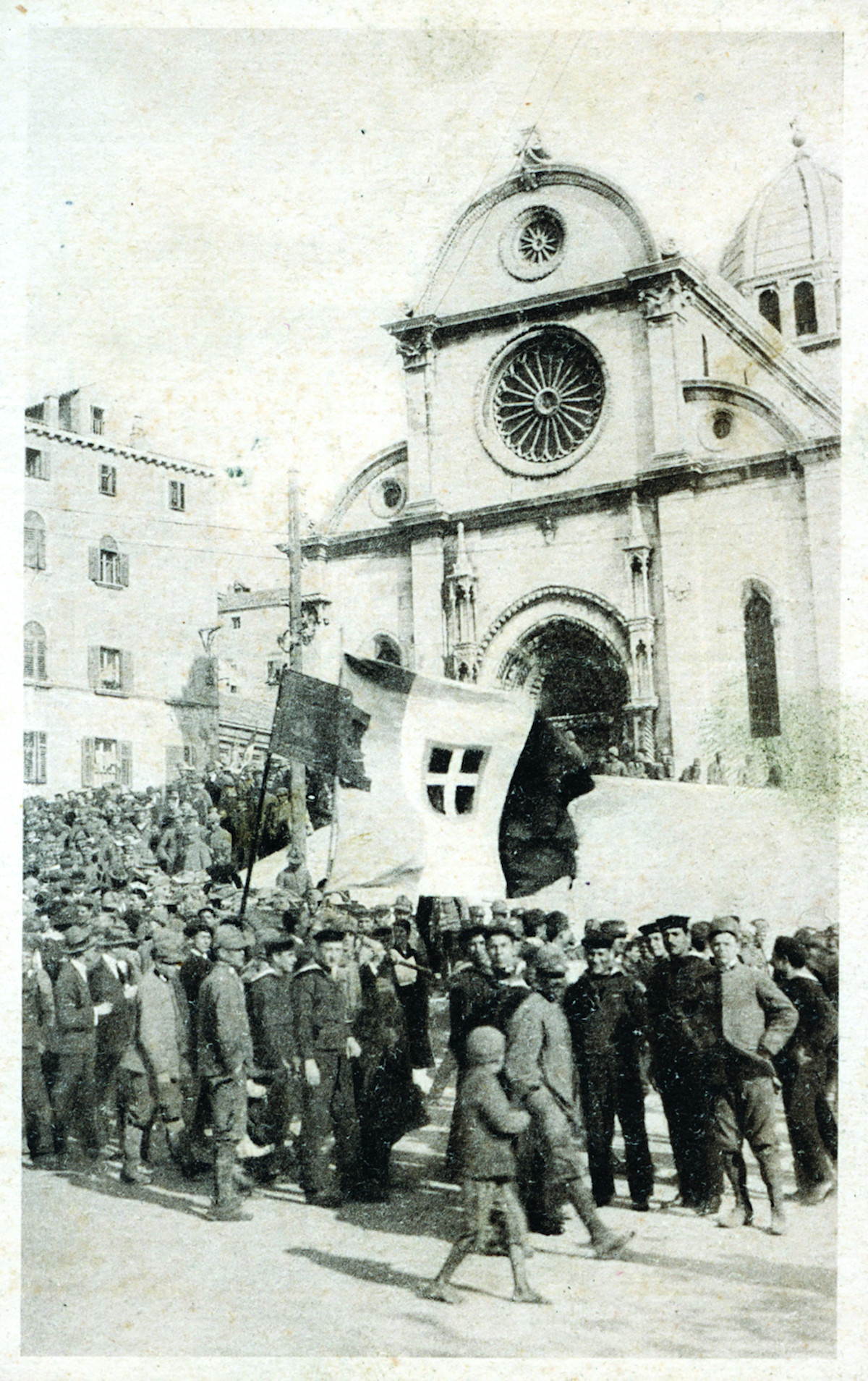 Talijanska zastava pred šibenskom katedralom prigodom svečanosti što su je 1. svibnja 1919. u Šibeniku priredili talijanski okupatori. Izvor: Suvremena razglednica, u posjedu autora.