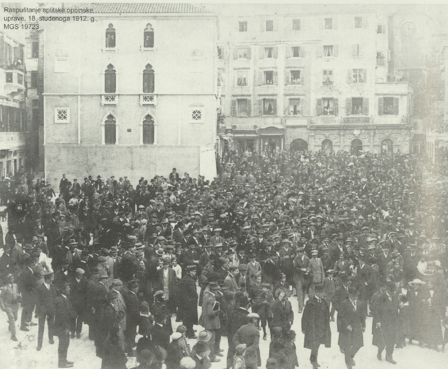 Raspuštanje splitske općinske uprave, 18. studenoga 1912. g., Muzej grada Splita (MGS) 19723. Preuzeto iz: Čipčić, Marijan (autor kataloga). Splitski gradonačelnici: (1882. – 1918.): život i uspomene. 2. izd. Split: Muzej grada Splita, 2021., str. 106