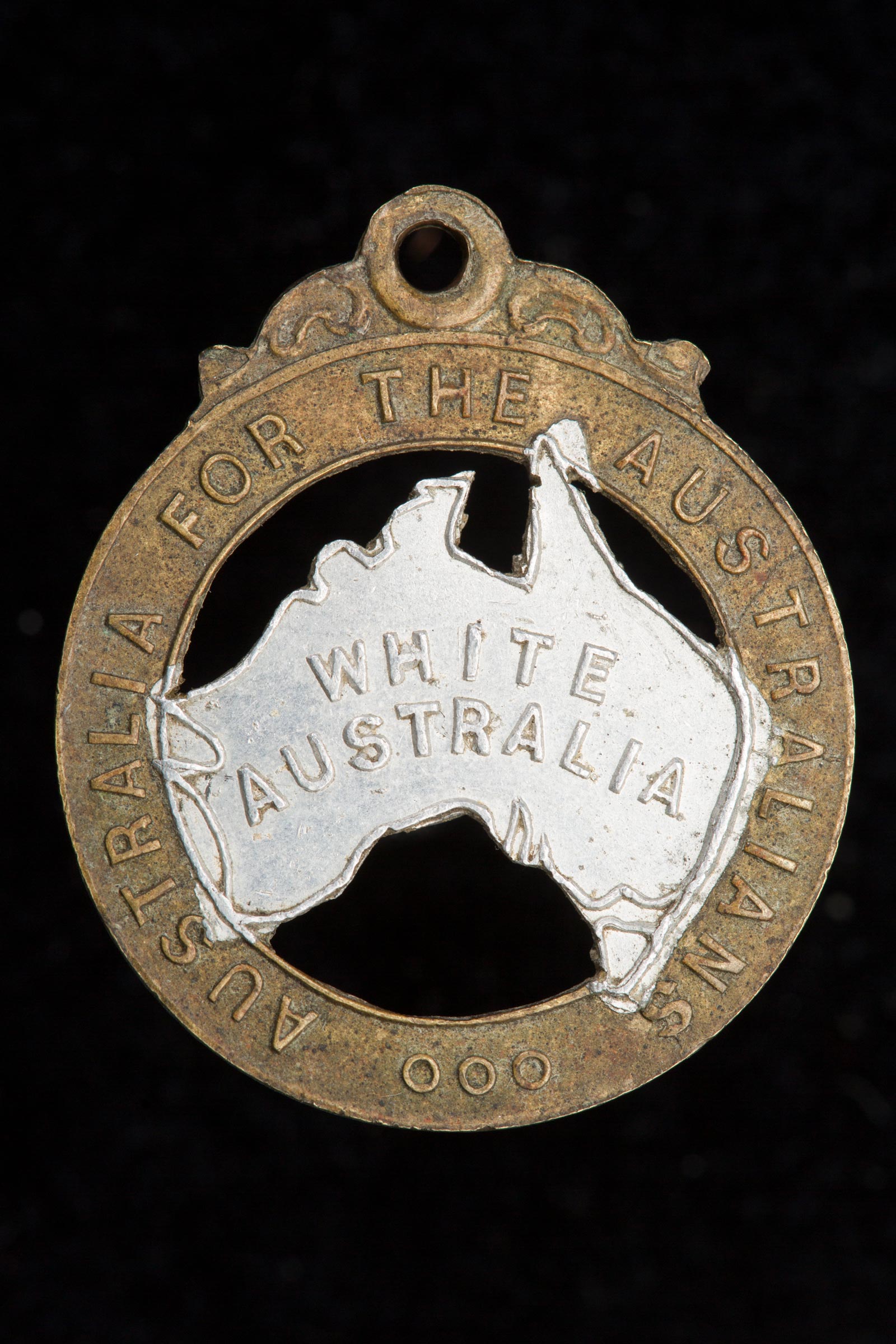 Australija Australcima – privjesak „Bijela Australija“, National Museum of Australia https://digital-classroom.nma.gov.au/images/badge-reading-australia-australians-white-australia).