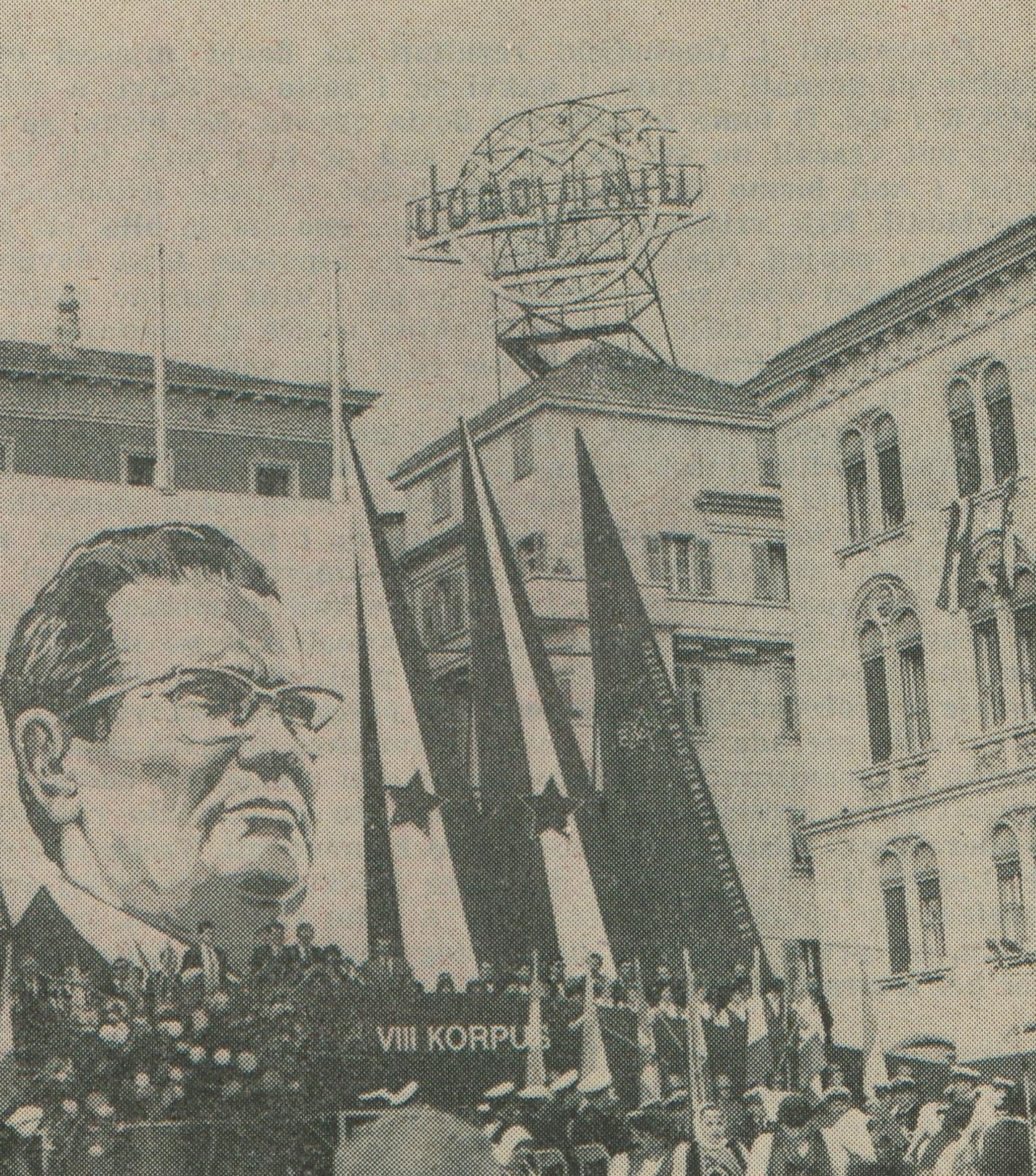 Proslava jedne obljetnice iz Drugoga svjetskoga rata u Splitu, jesen 1983. godine (IZVOR: Jugovinil, list RO industrije plastičnih masa i kemijskih proizvoda Kaštel Sućirac, br. 243, 29. studenoga 1983., str. 2)