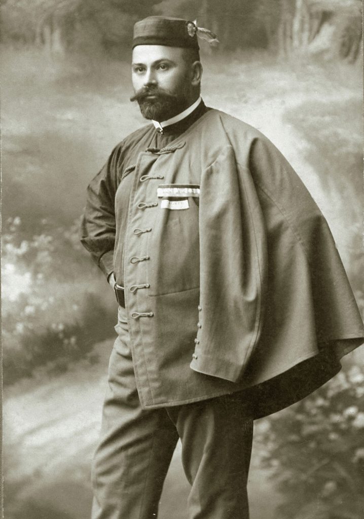 Franjo Bučar (1866-1946.) u sokolskoj uniformi („Franjo Bučar“, Hrvatski športski muzej, https://franjo-bucar.sportski-muzej.hr/wp-content/uploads/2020/06/hsm_001_2_filtered_2-e1591186758119-718x1024.jpg (pristup 17. 1. 2024.)