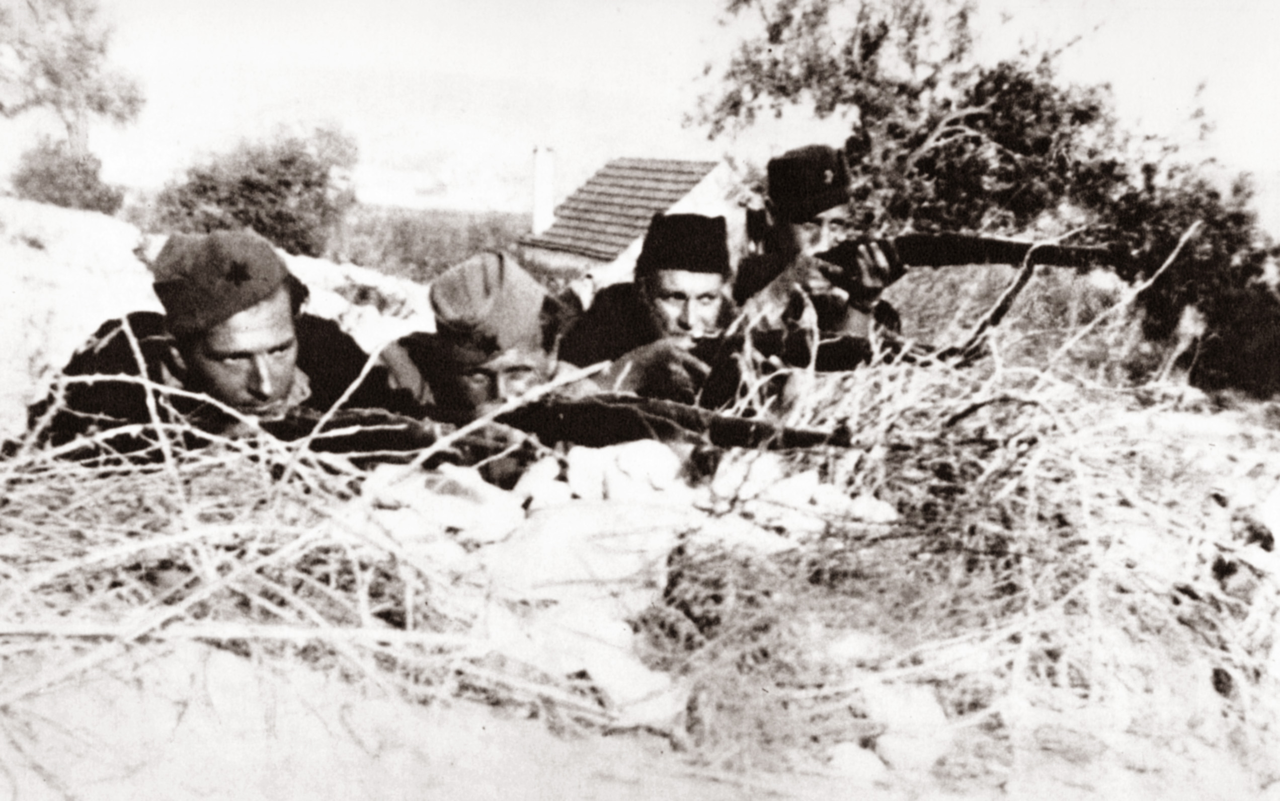 Talijanskim vlastodršcima je još od ljeta 1941. otpor pružao partizanski pokret. Na slici je partizanska skupina u zasjedi u okolici Trogira ujesen 1942. Izvor: Dalmacija 1941-1945, priredio i tekst napisao Drago Gizdić, Zagreb 1964., slika 234.