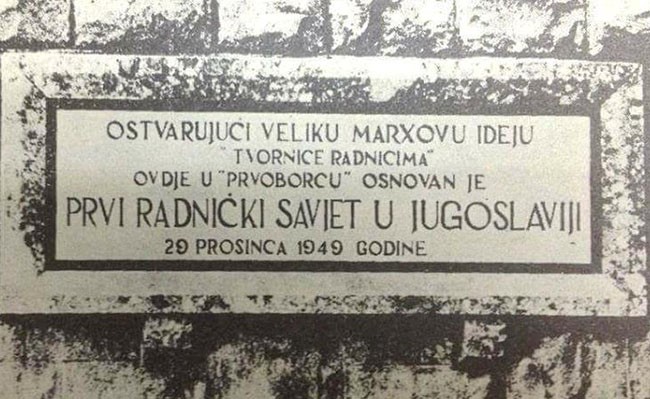 Spomen ploča u čast uvođenja prvog radničkog savjeta u Jugoslaviji u Solinu 1949. Izvor: Javna domena